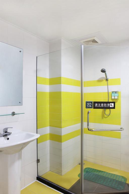 7Days Inn Premium Guangzhou Tianhe West Tiyu Road Subway Station Rum bild